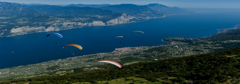 Parapendio nel Lago di Garda -molti sono i luoghi per lanciarsi